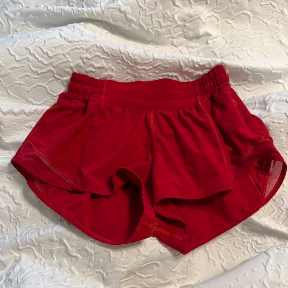 Size 4 2.5 hotty hot lulu lemon shorts(low rise)